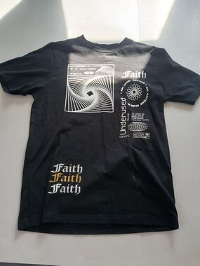 Faith Graphic Black Men's Dress Shirt, Streewear Graphic Tee Black & Gold Print